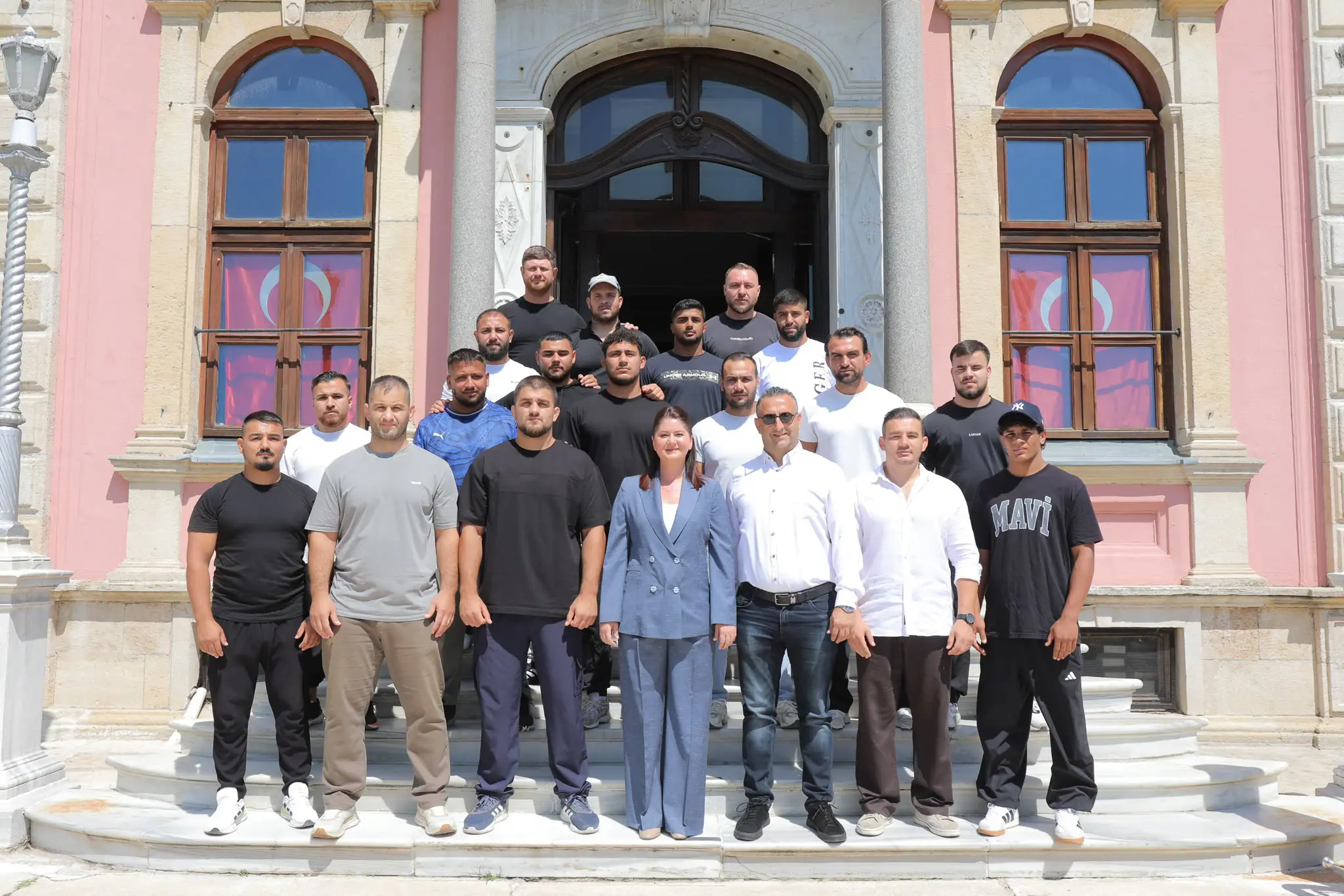 BAŞKAN FİLİZ GENCAN, 665. KIRKPINAR BAŞPEHLİVANI ERKAN TAŞ VE EDİRNELİ PEHLİVANLARI BELEDİYEDE AĞIRLADI galeri görseli